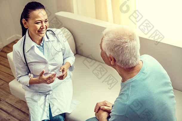 乐观的医生和退休病人谈话的最高观点