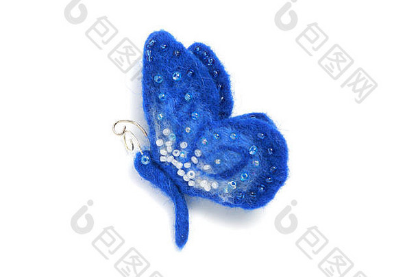 由毛毡制成的蓝形状的手工胸针，在白色背景上用珠子装饰