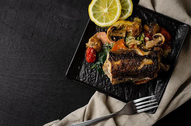 烤烤箱烤鳕鱼鱼黑色的板凯塔饮食饮食食物概念健康的吃前视图复制空间