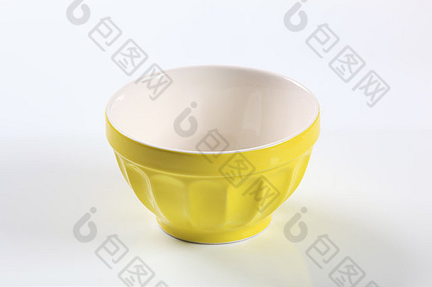 空的黄色陶瓷碗