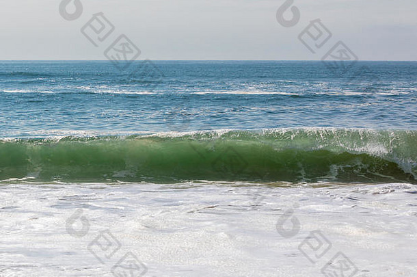 在纽约州阿马甘塞特的印第安维尔斯海滩，海浪<strong>来袭</strong>