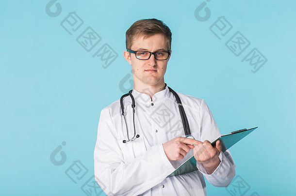 医疗医生医生男人。蓝色的背景
