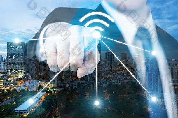 商家在城市和网络连接概念上推出wifi图标。曼谷智慧城市和无线通信网络，抽象图像可视化，互联互通