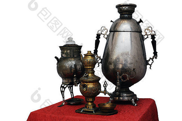 三个旧的俄罗斯萨莫瓦尔，传统的水壶，白色背景