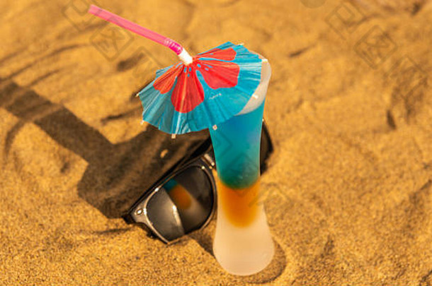 五颜六色的镜头带着雨伞在沙滩上畅饮，夏日放松