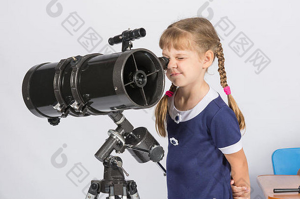 女业余天文学家通过望远镜观察星星