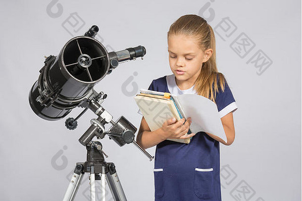 女学生站在天文学家面前看教科书