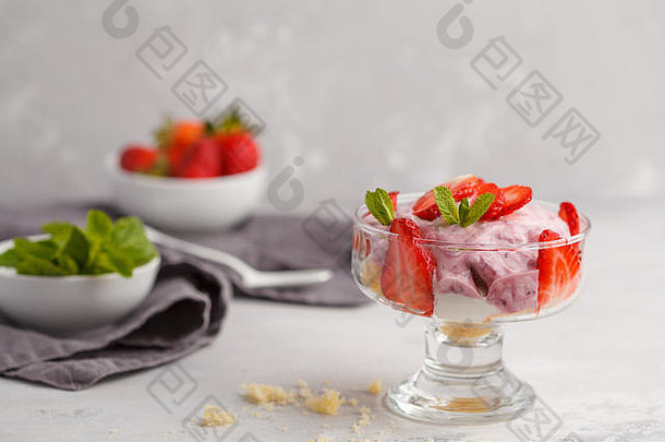 草莓甜点。小浆果，芝士蛋糕，冻糕。浅背景玻璃中的浆果慕斯。