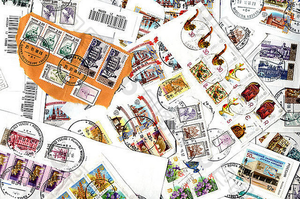 俄罗斯和乌克兰发行的邮票背景。残片