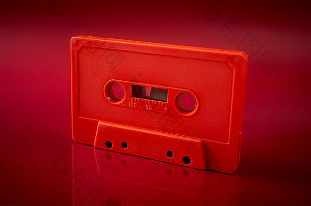 橙色音频盒式磁带黑暗红色的背景