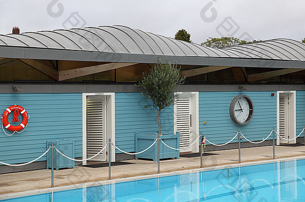 改变房间块开放空气游泳池伦敦显示独特的木锌弯曲的屋顶