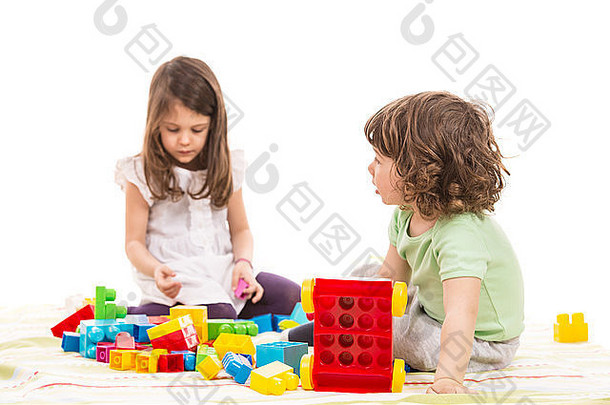 两个小孩在家玩积木玩具