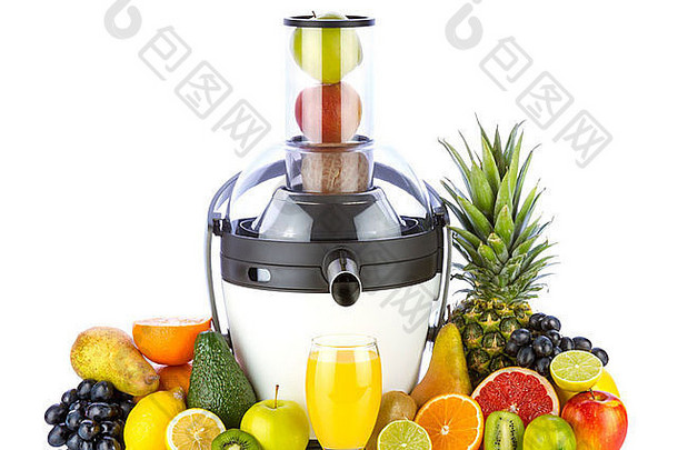 新鲜水果和带有果汁的玻璃杯，靠近白色背景上的白色榨汁机。健康的水果饮食。