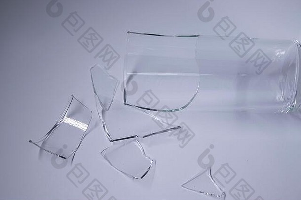 白色背景上的碎玻璃中的碎玻璃碎片。偏远的空间。高质量照片