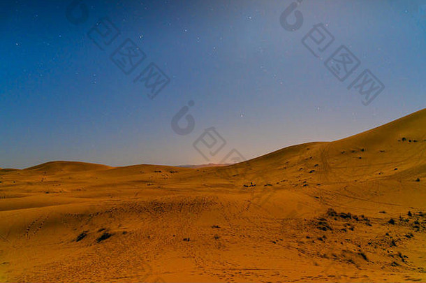 摩洛哥默佐加附近撒哈拉沙漠的厄尔格·切比沙丘的夜晚