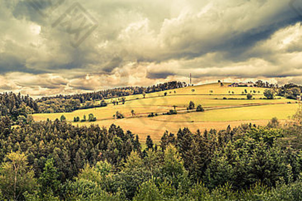 天空中乌云密布的奥地利乡村景观全景图