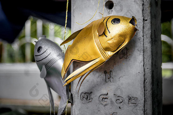 泰国卡克雷特岛的市场上悬挂着金属鱼饰品