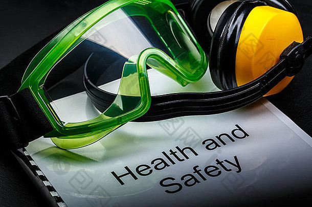 带护目镜和耳机的健康和安全登记簿