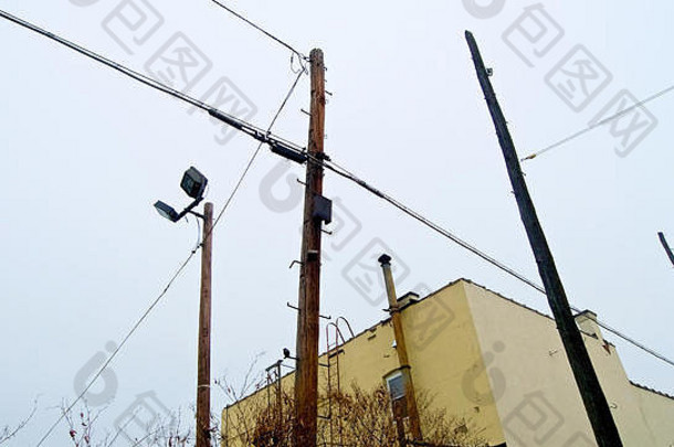 木电电信波兰人生活电线黄色的建筑结构烟囱<strong>紧急</strong>退出蓝色的多云的天空
