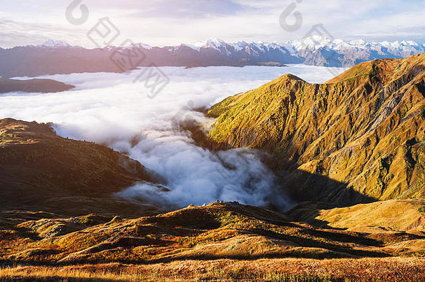 山上的秋天景色。晨雾。阳光照射在斜坡上。山顶在雪中。高加索、格鲁吉亚、泽莫·斯瓦内蒂