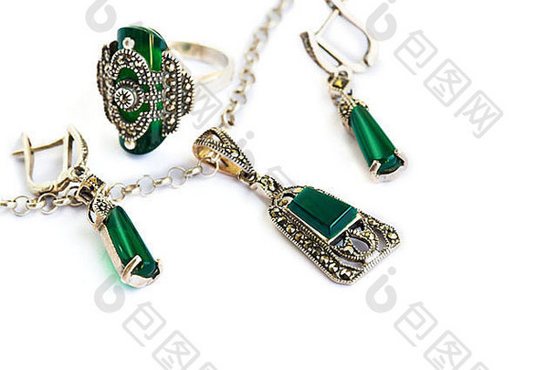 <strong>珠宝</strong>集项链耳环环自然绿色石头孤立的白色背景