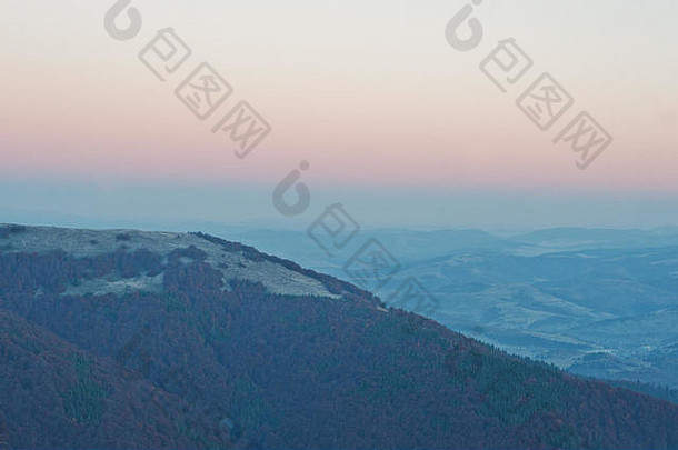 喀尔巴阡山脉在雾霭和晨曦中风景如画。世界之美