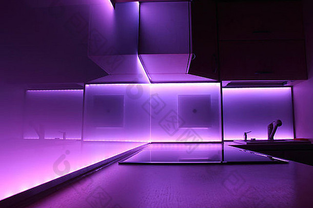 配备紫色<strong>led</strong>照明的现代豪华厨房