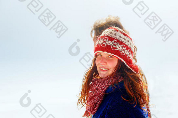 美丽的微笑女孩在冬天的背景。