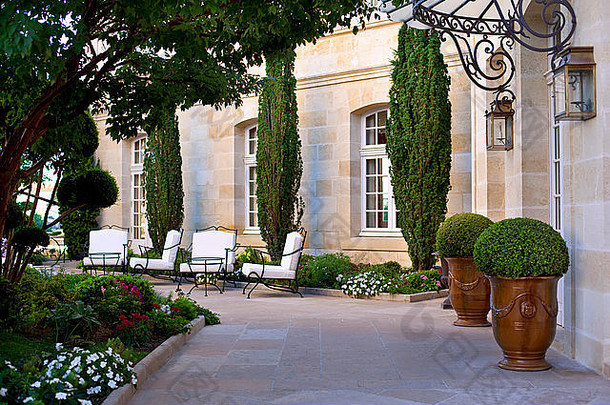 法国波尔多附近一座时尚大厦的庭院和<strong>花园</strong>