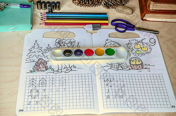 第一本学校笔记本用水彩颜料，铅笔和钢笔