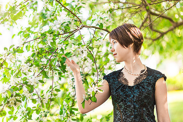 美、人、夏、春概念——绿色花园背景下的美丽少女