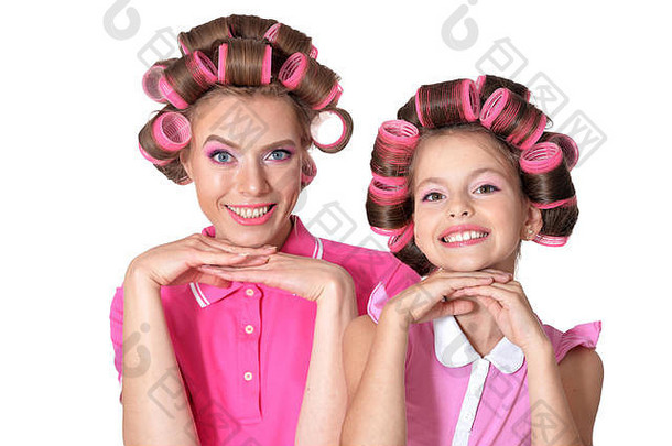 母亲和小女儿戴着卷发器