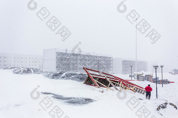 格陵兰努克，大雪过后，街道和破碎的人行道上的白色因纽特人居住区