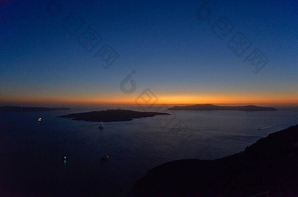 圣托里尼火山口的日落。菲拉的观点。希腊
