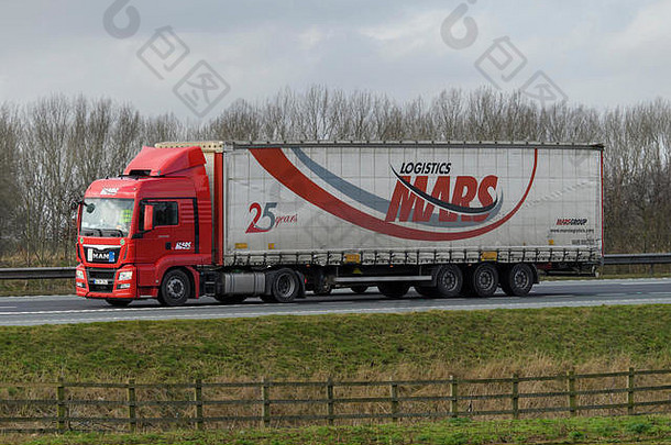 分销和运输-铰接式卡车、带有火星物流标志的重型货车（HGV）在A1高速公路上行驶-英格兰、英国、英国。