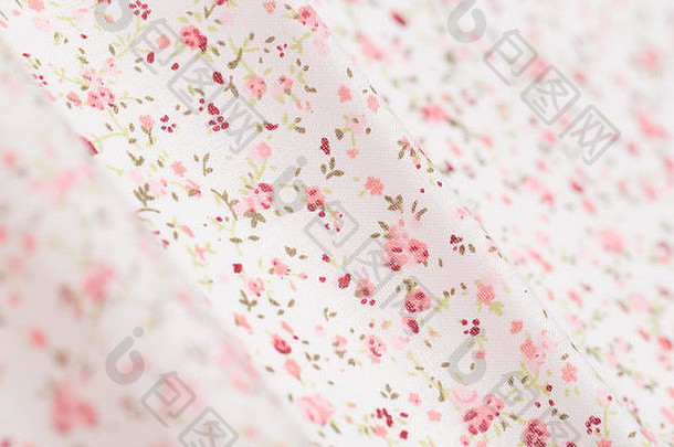 白色棉质面料，粉色花朵图案