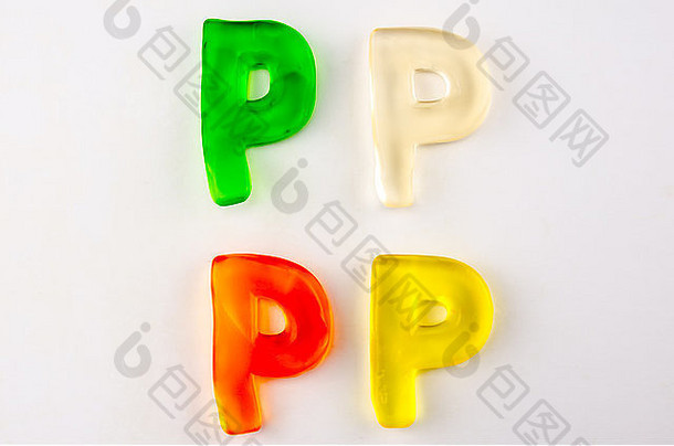 一组由四个P形的胶状字母组成的字母，在白色纸上隔开