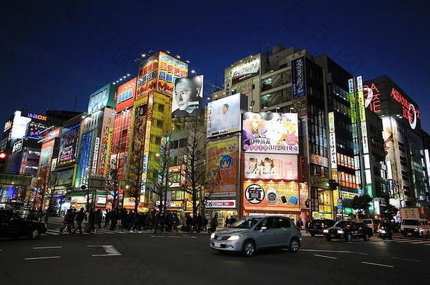 东京/日本-2018年1月14日：日本人在秋叶原街过马路。秋叶原是东京著名的阿尼玛地区之一。