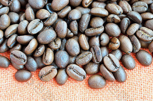 纺织品背景上的咖啡豆