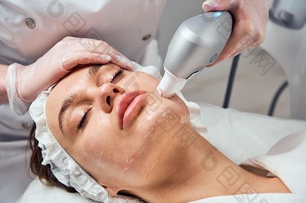 ultraformer提升脸皮肤护理特写镜头女人面部水电磨皮剥治疗化妆品美水疗中心诊所九头蛇
