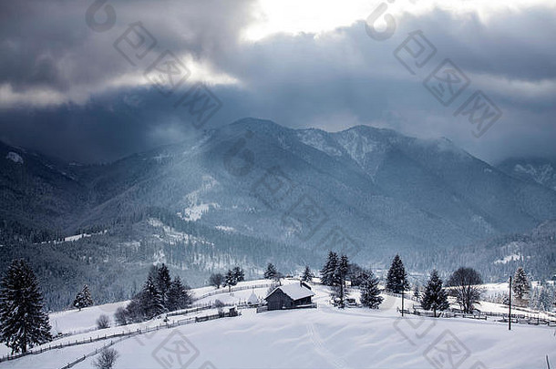 小罗马尼亚村喀尔巴阡山覆盖<strong>雪</strong>