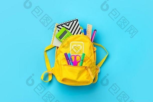 回到学校，教育理念。黄色书包，带学习用品——笔记本、钢笔、尺子、计算器、剪刀，背景为蓝色。顶部