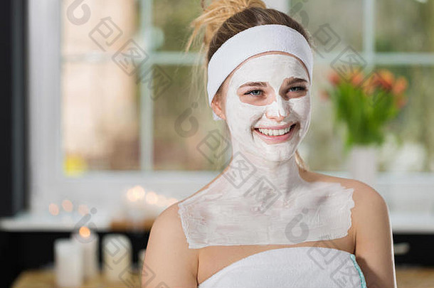 女人水疗中心治疗面具脸