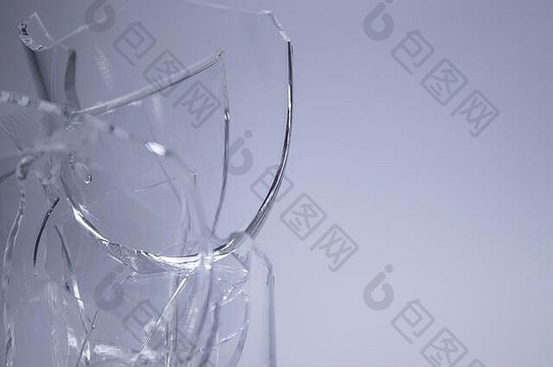 白色背景上的碎玻璃中的碎玻璃碎片。偏远的空间。高质量照片