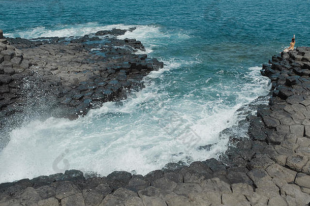 美丽的几何岩石越南海岸行长湾