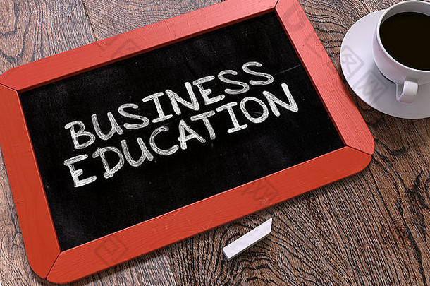 商业教育-木制桌子上的红色黑板，手绘文字和白色咖啡杯。顶视图。