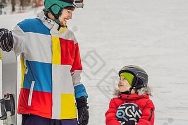滑雪板教练教男孩滑雪活动孩子们冬天孩子们的冬天体育运动生活方式横幅长格式
