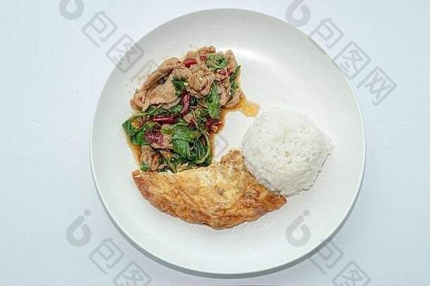 受欢迎的泰国食物菜单辣的罗勒炸猪肉服务奄列蛋白色背景