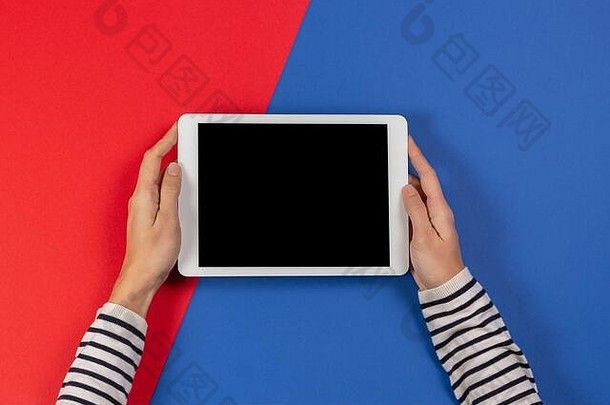 女手平板电脑电脑蓝色的红色的背景前视图