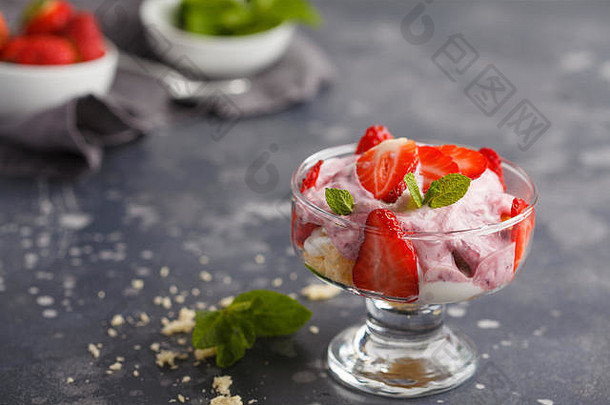 草莓甜点。小浆果，芝士蛋糕，冻糕。深色背景上的玻璃浆果慕斯。
